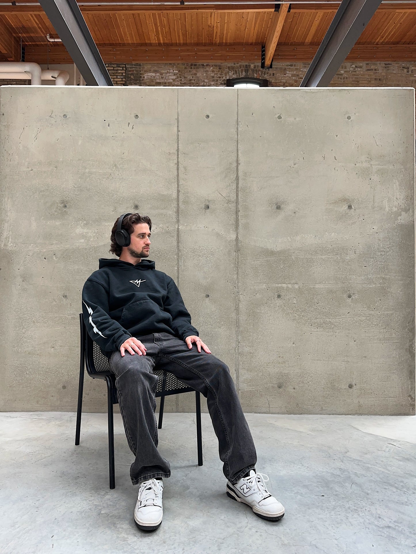 BLACK ESSENTIAL HOODIE