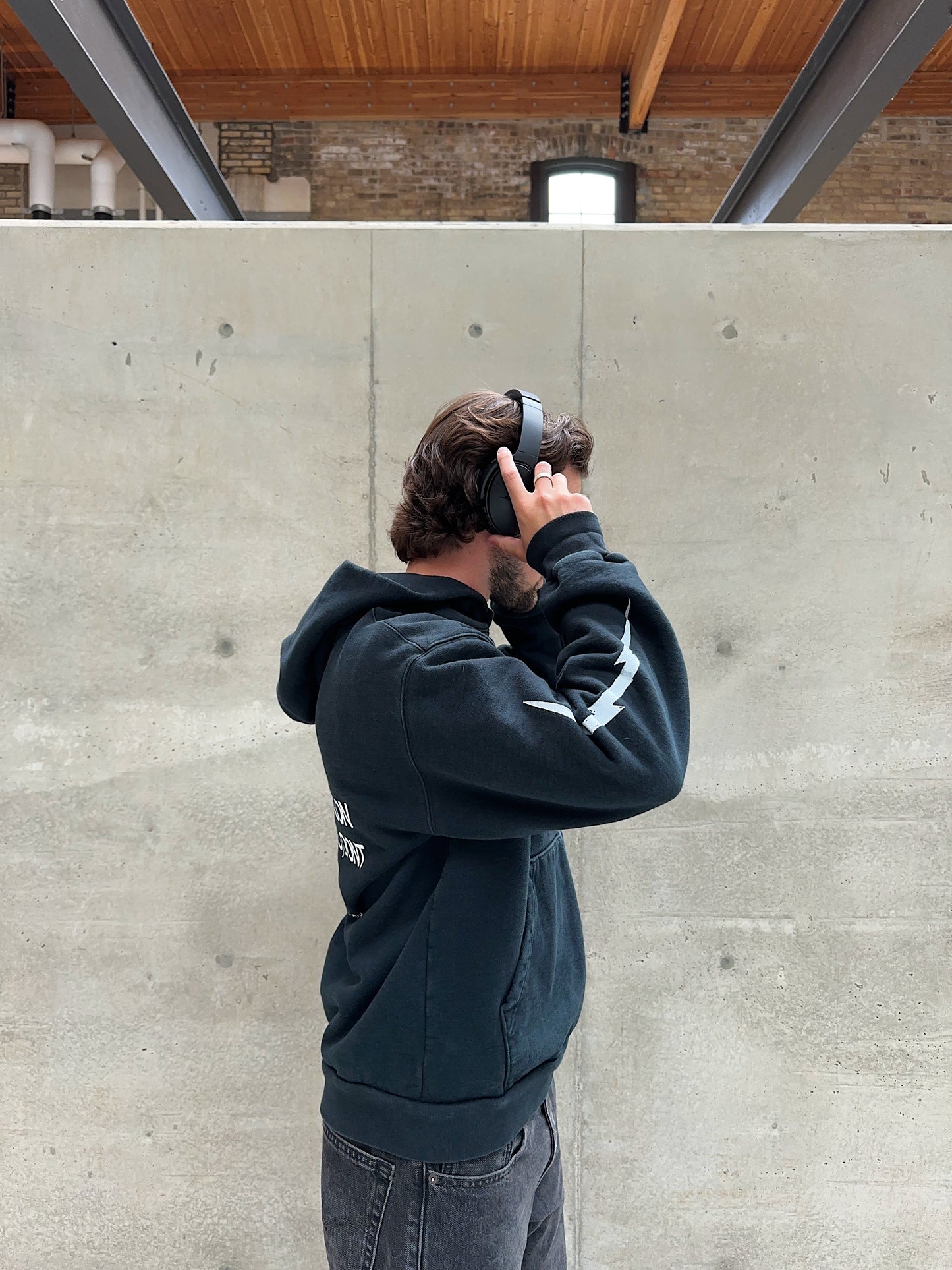 BLACK ESSENTIAL HOODIE