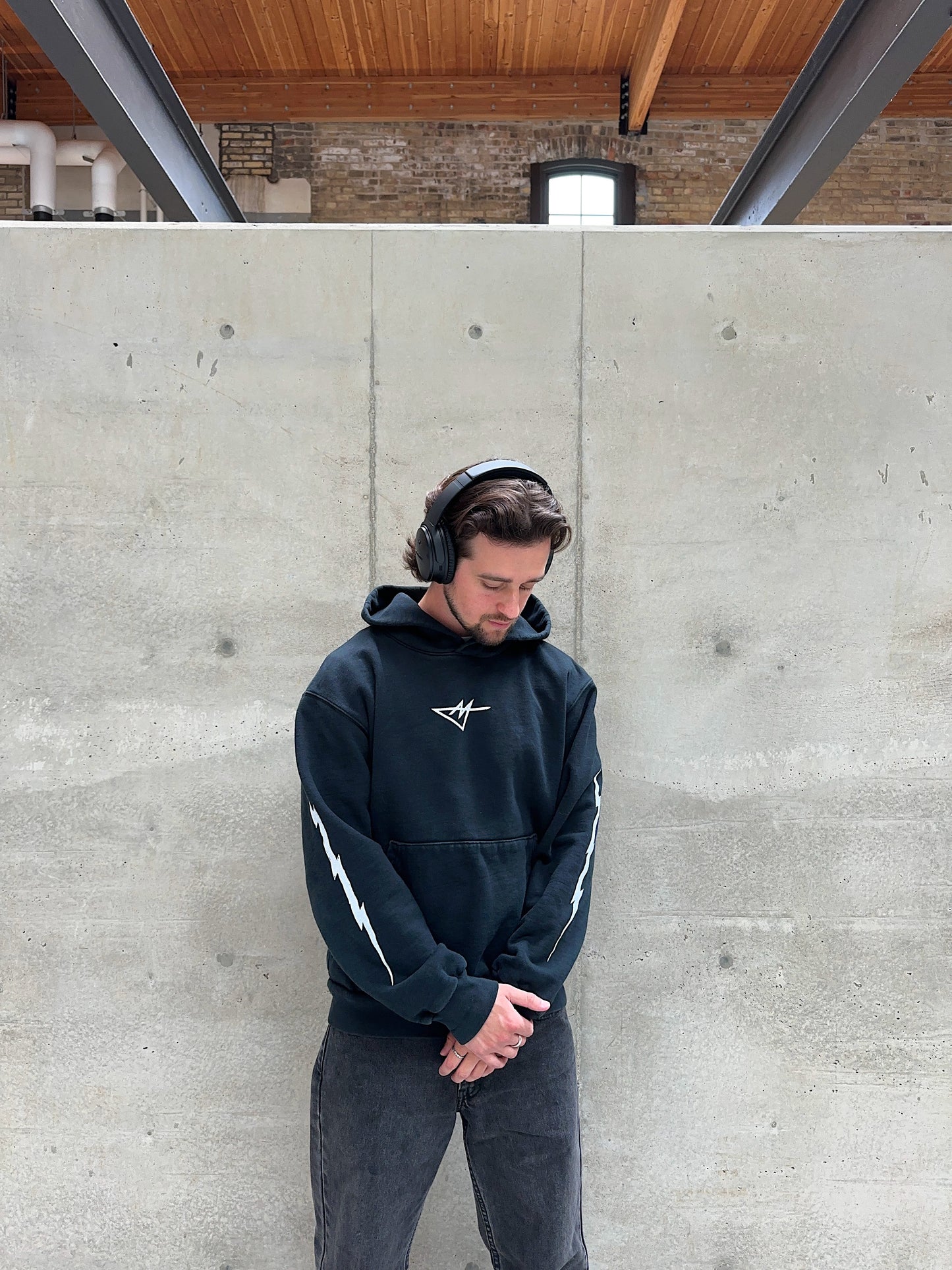 BLACK ESSENTIAL HOODIE